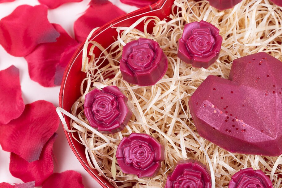 Heart & Rose Koolzaad- en Kokoswassmeltcadeaumand | Groot hart | 12 rozenmelts | Jubileum | Moederdag | Valentijnsdag | Verjaardag